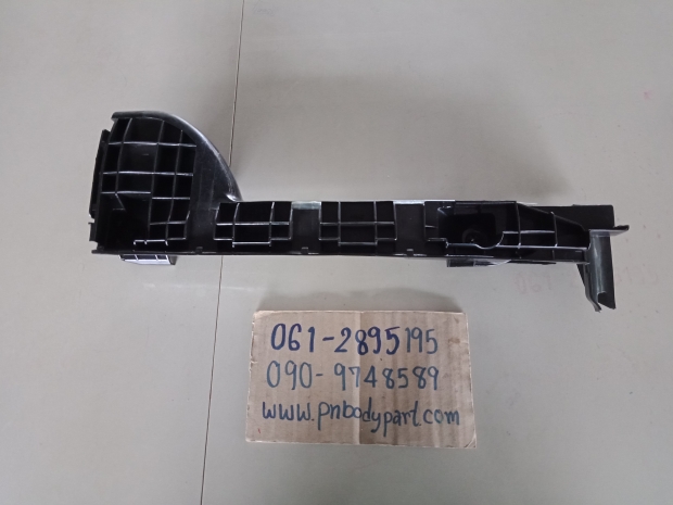 พลาสติกล็อคปลายกันชนหน้าขวา commuter2012